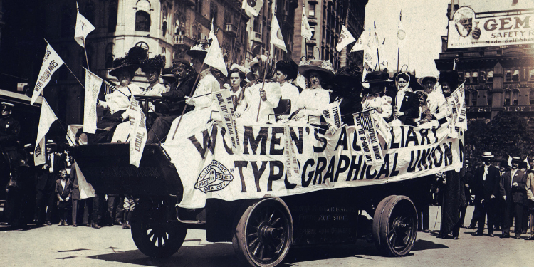 Desfile do Dia do Trabalho. Mulheres no carro alegórico da União Auxiliar Feminina dos Tipógrafos. Cidade de Nova York, 6 de setembro de 1909.