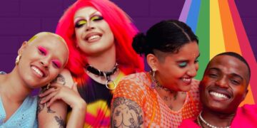 Grupo LGBTQIAPN+ expressando alegria e afeto com fundo de bandeira arco-íris.