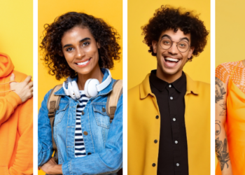Retratos de quatro pessoas diversas em frente a um fundo amarelo, simbolizando diferentes estilos comportamentais e de personalidade.