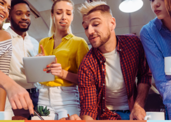 Recrutamento com impacto: profissionais diversos e engajados formando equipe sustentável e alinhada aos valores ESG
