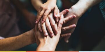 Mãos unidas representando apoio, empatia e cuidado com a saúde mental.
