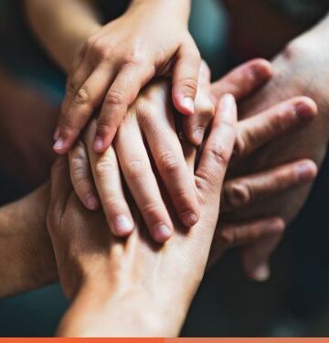 Mãos unidas representando apoio, empatia e cuidado com a saúde mental.
