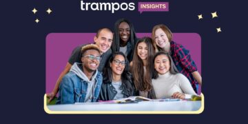 Grupo diverso de jovens sorrindo em ambiente de estudo, representando colaboração e aprendizagem, com identidade visual da trampos Insights.