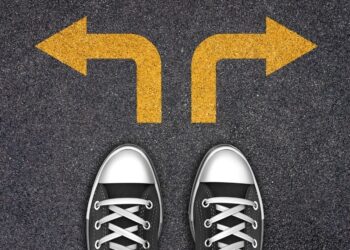 Pés apontados para dois caminhos com setas amarelas indicando direções opostas.