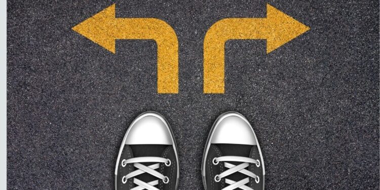 Pés apontados para dois caminhos com setas amarelas indicando direções opostas.