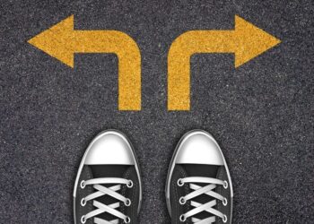 Pés apontados para dois caminhos com setas amarelas indicando direções opostas.